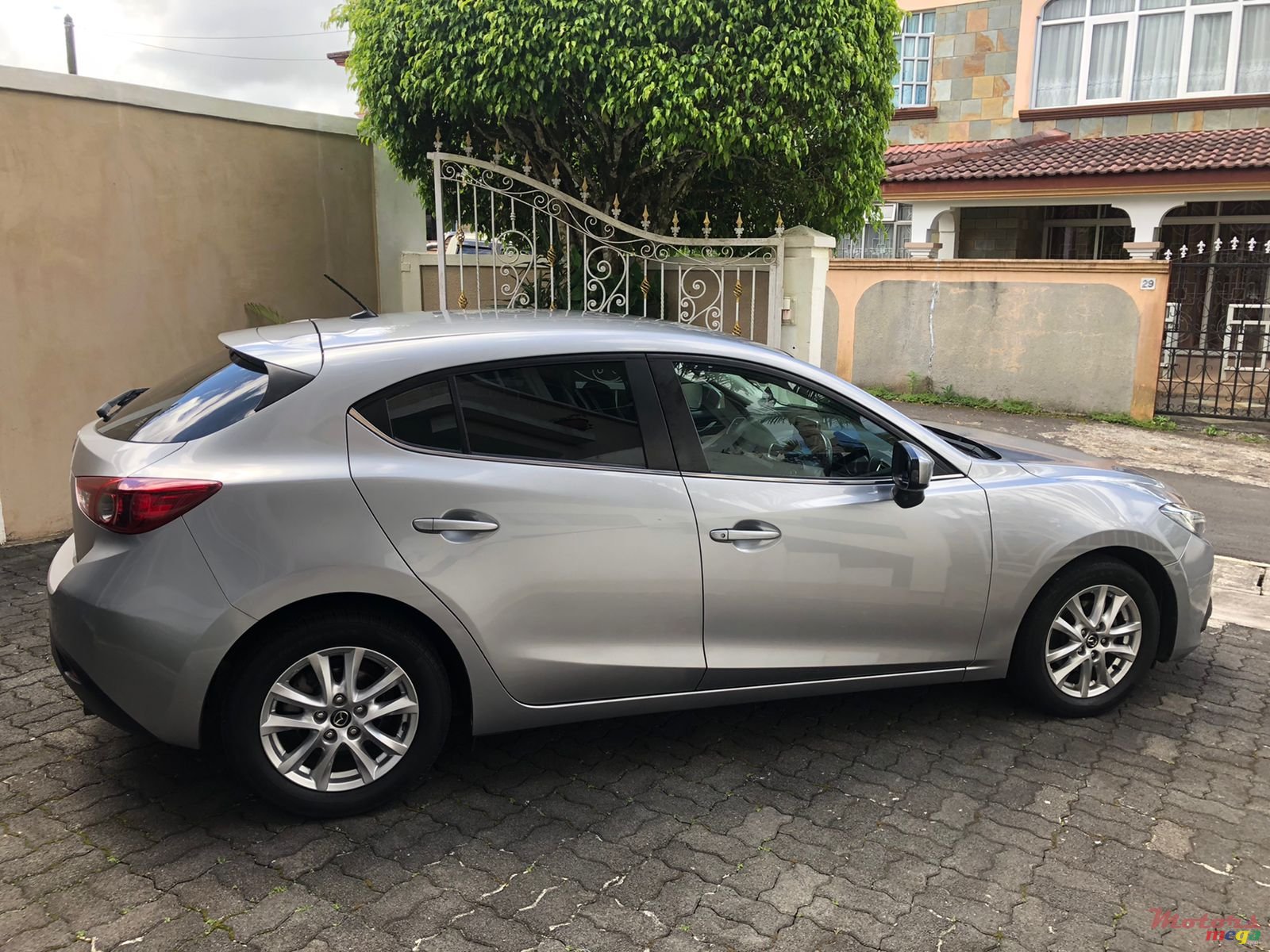 2015' Mazda 3 Hatchback photo #5