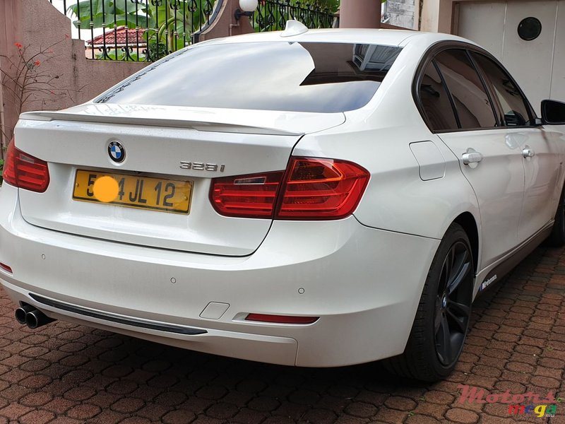 2012' BMW 3 Series 328i photo #4