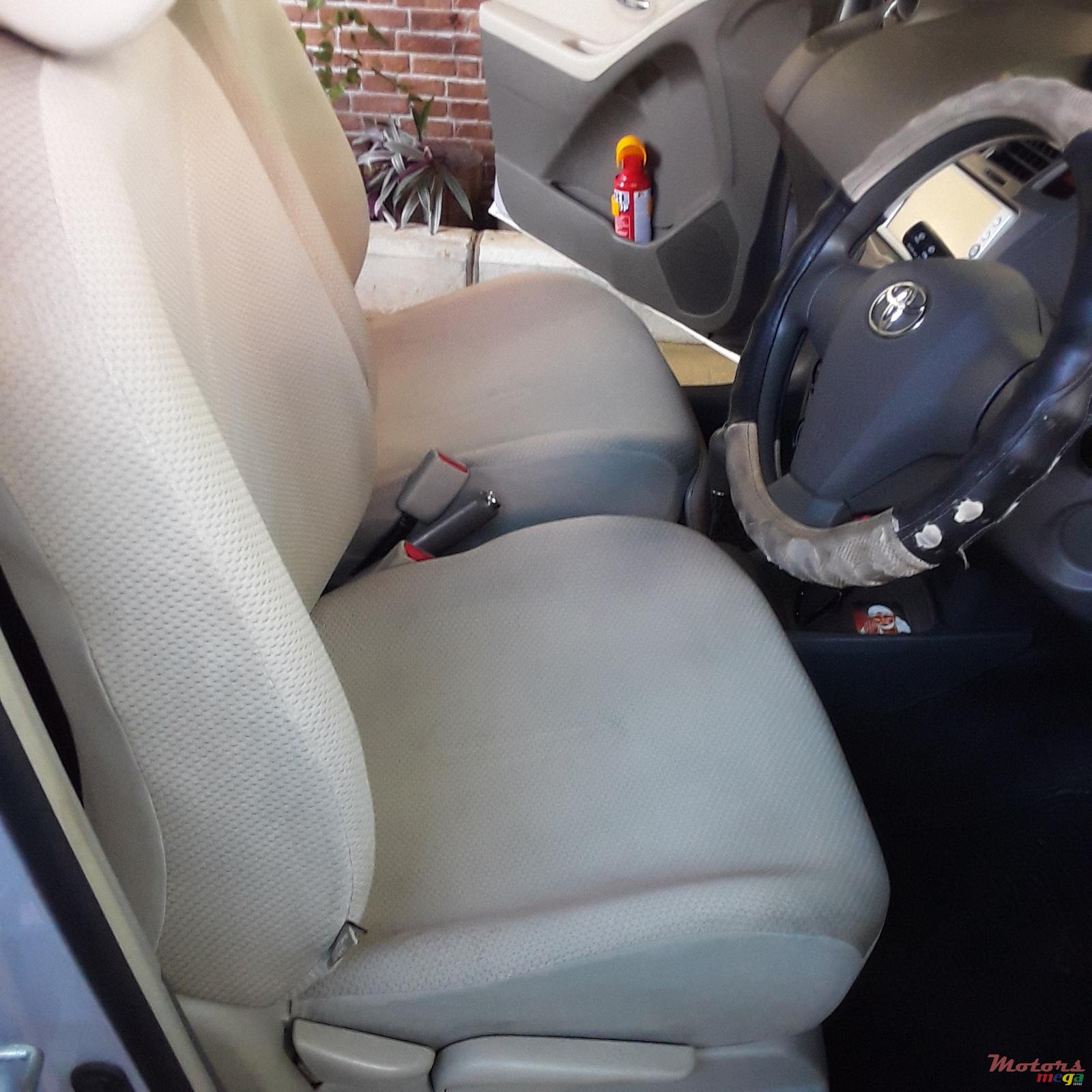 2010' Toyota Vitz photo #4