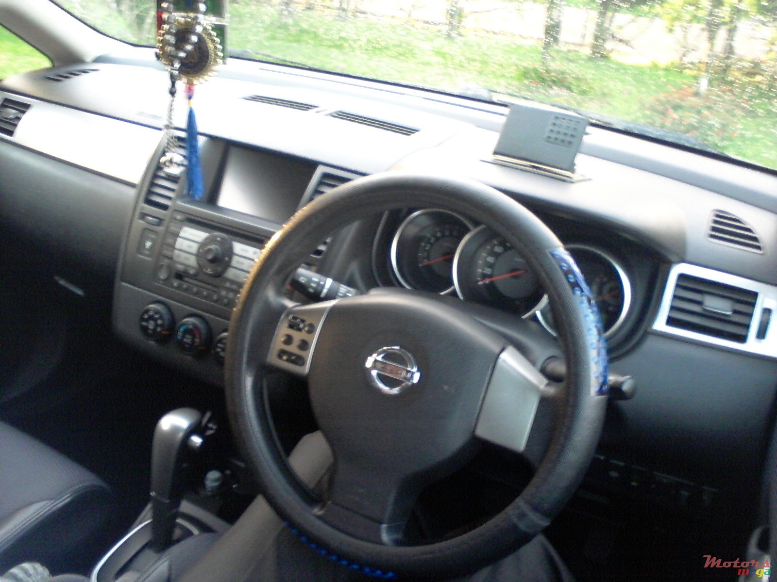 2005' Nissan Tiida hatchback photo #2