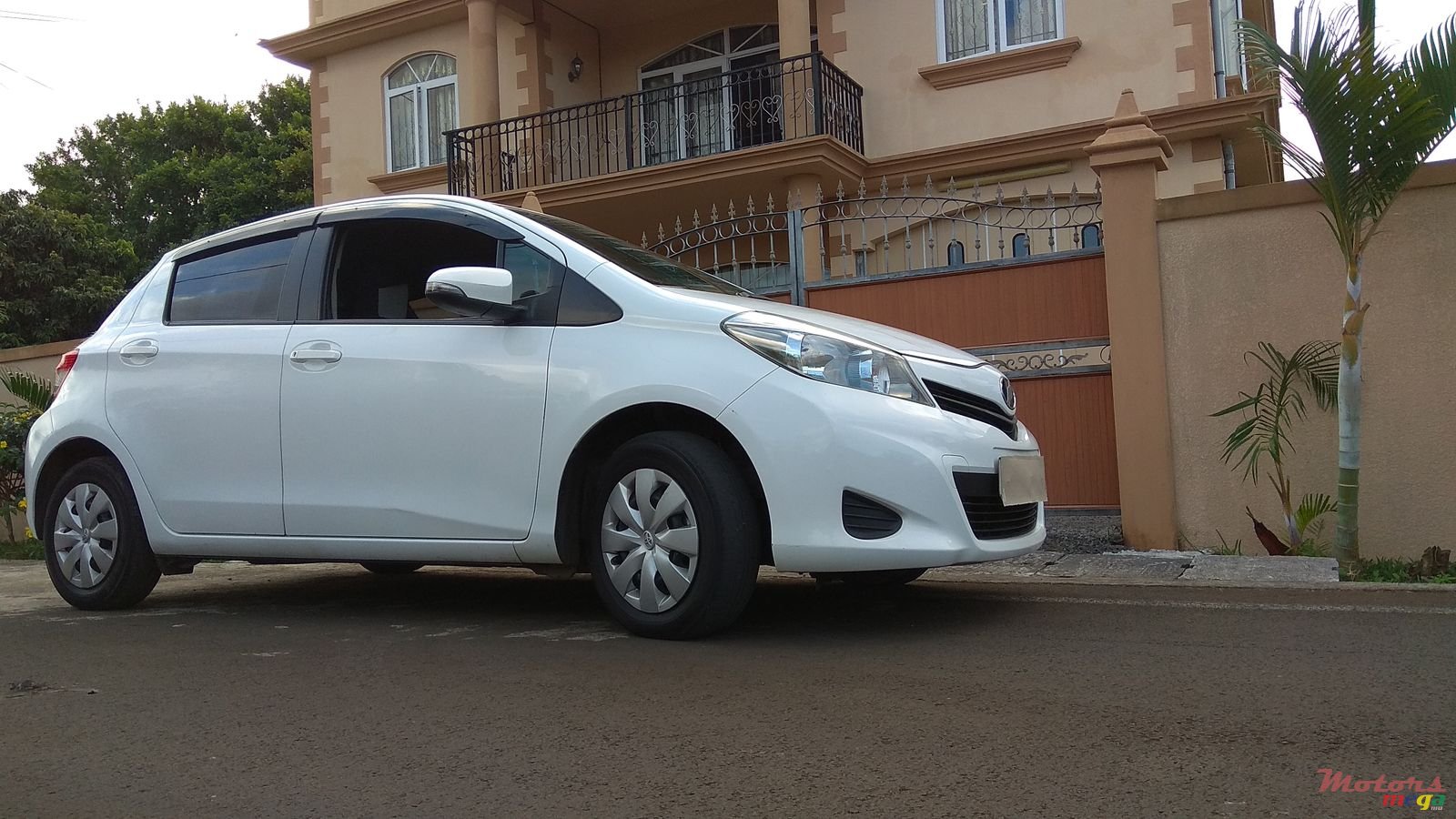 2012' Toyota Vitz photo #2