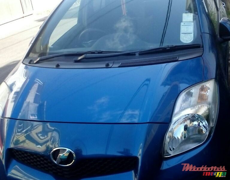 2009' Toyota Vitz photo #2