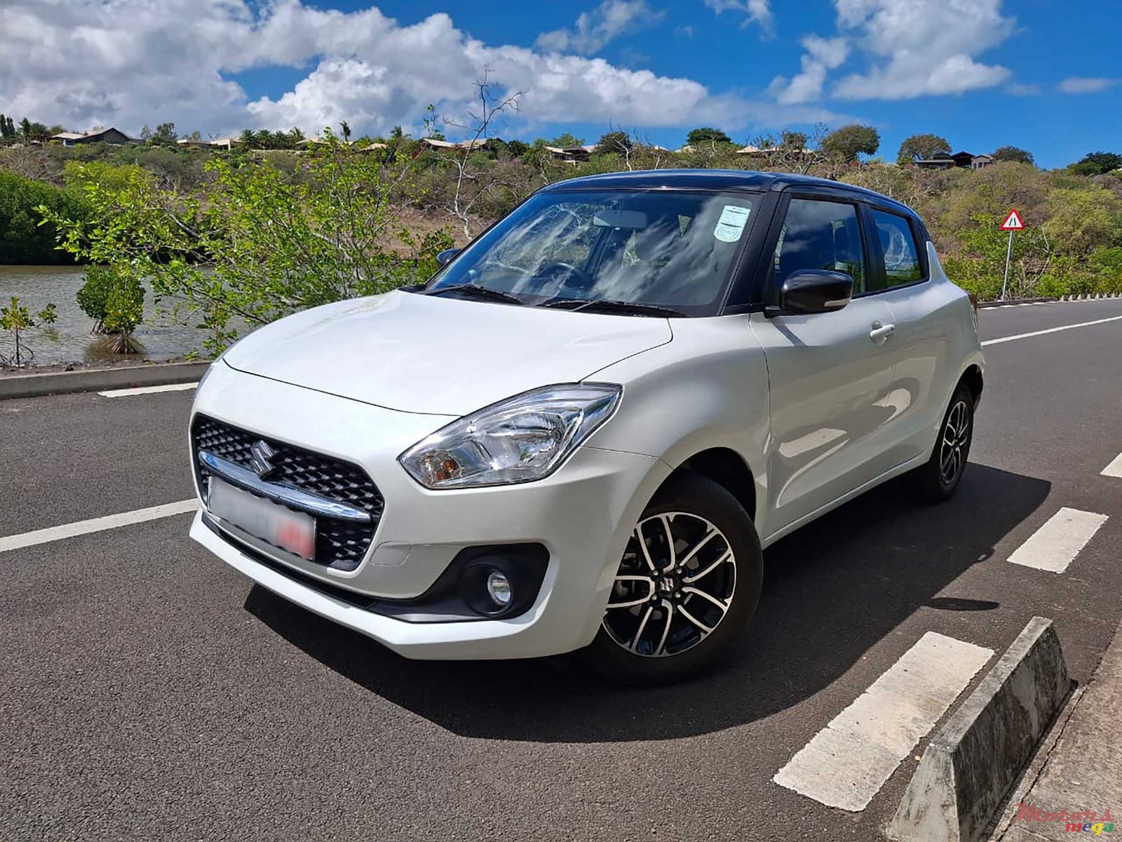 2023' Suzuki Swift GLX 1.2 photo #1