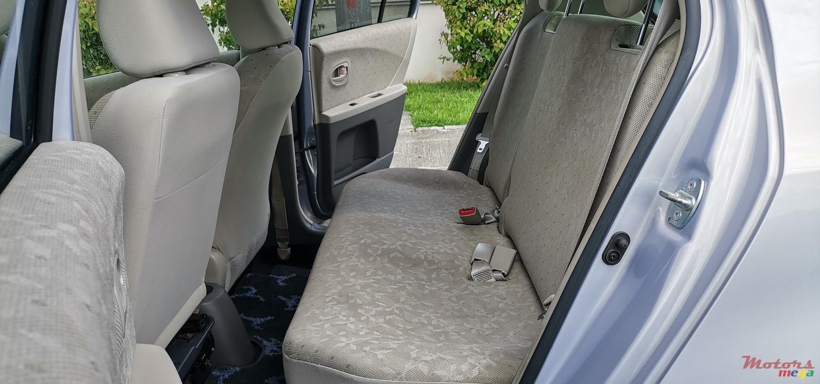 2008' Toyota Vitz 1.3 photo #5