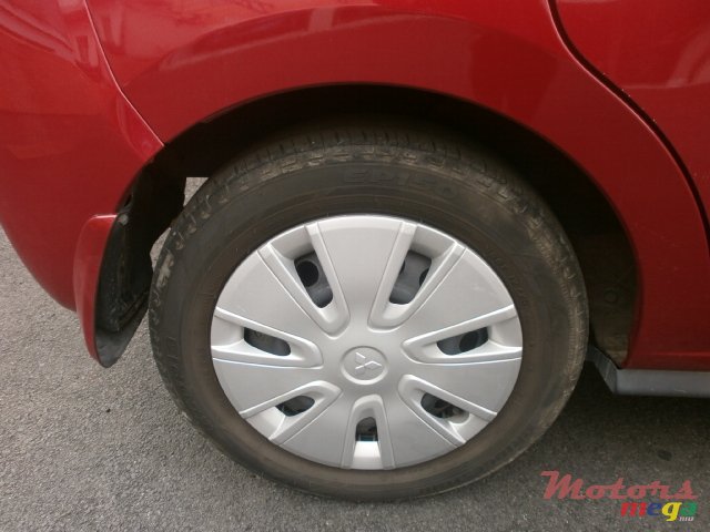 2012' Mitsubishi Mirage photo #7