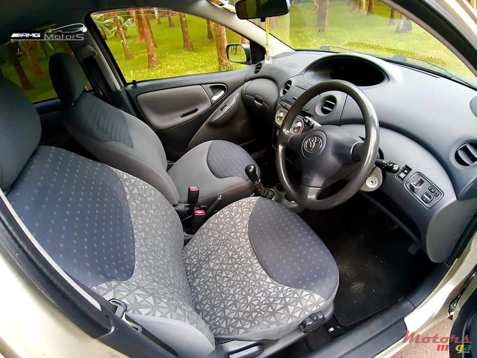 2004' Toyota Vitz photo #4