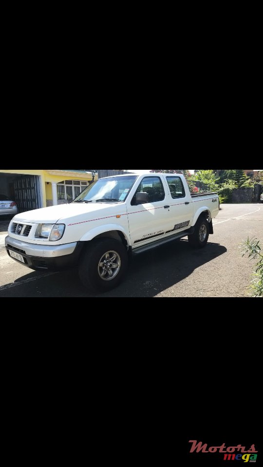 2001' Nissan Hardbody photo #2