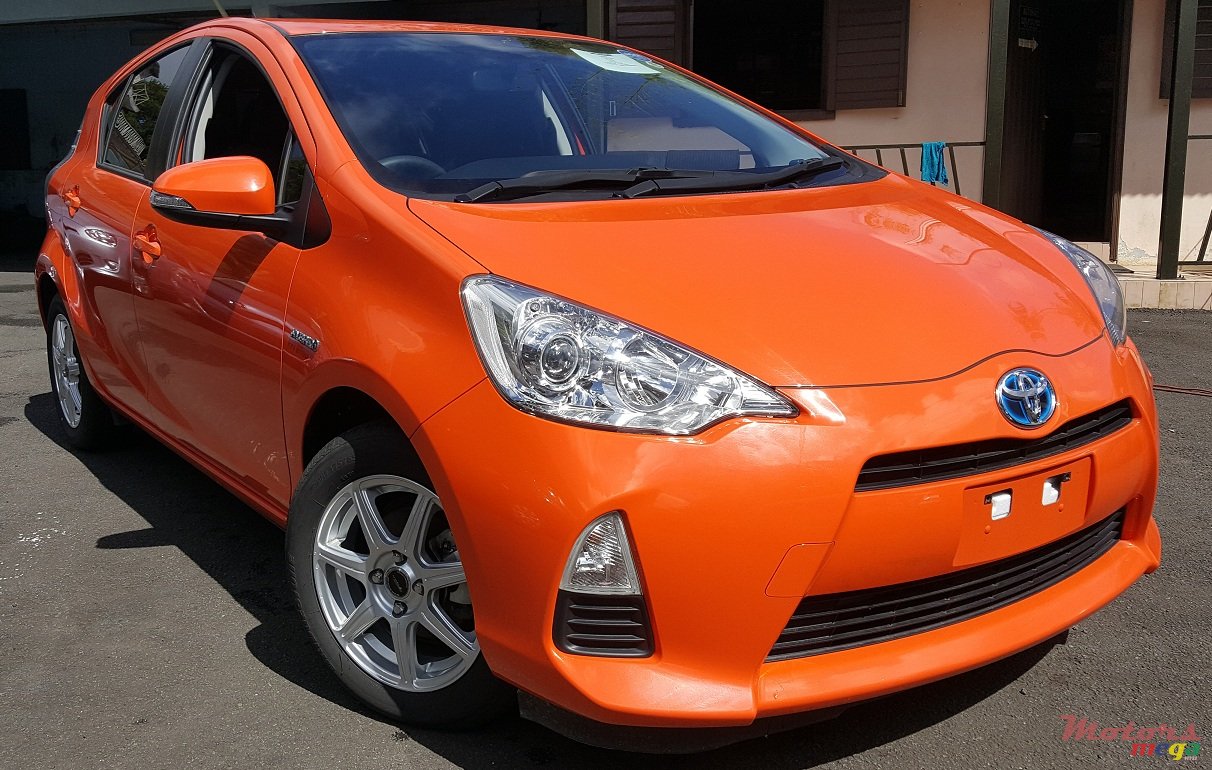 2014' Toyota Prius c photo #1