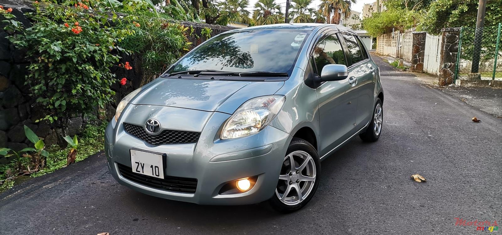 2010' Toyota Vitz photo #2