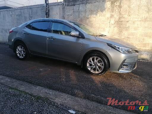 2017' Toyota Corolla Saloon photo #5