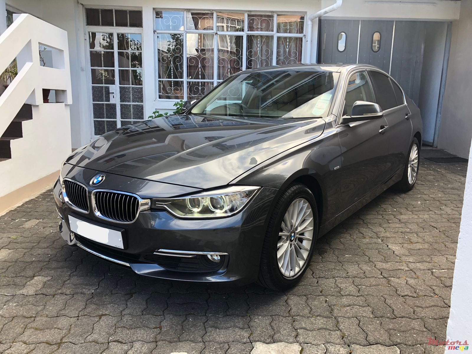 2012' BMW 320i photo #1