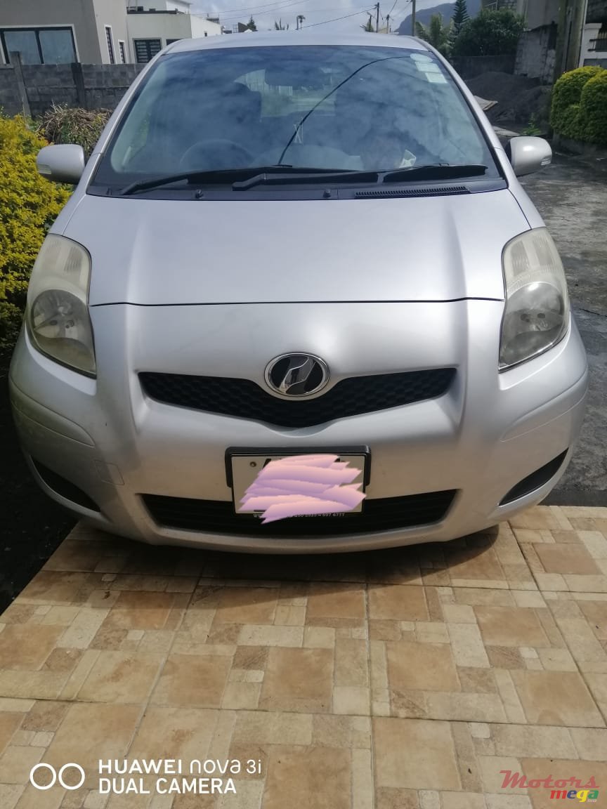 2009' Toyota Vitz photo #2