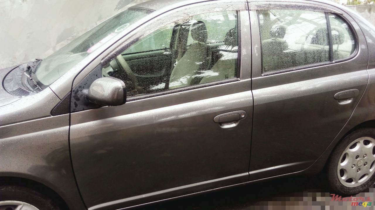 2004' Toyota Platz photo #2