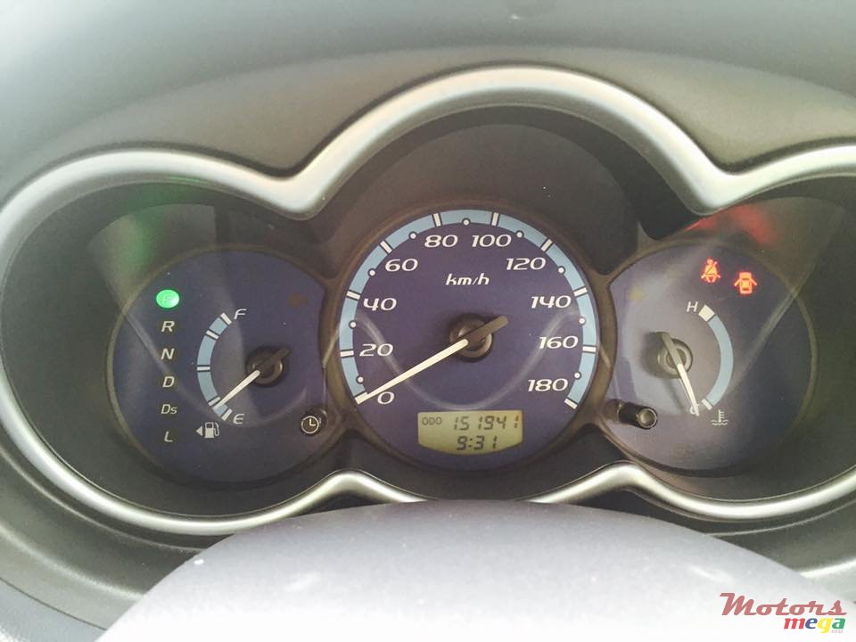 2004' Mitsubishi Colt photo #3