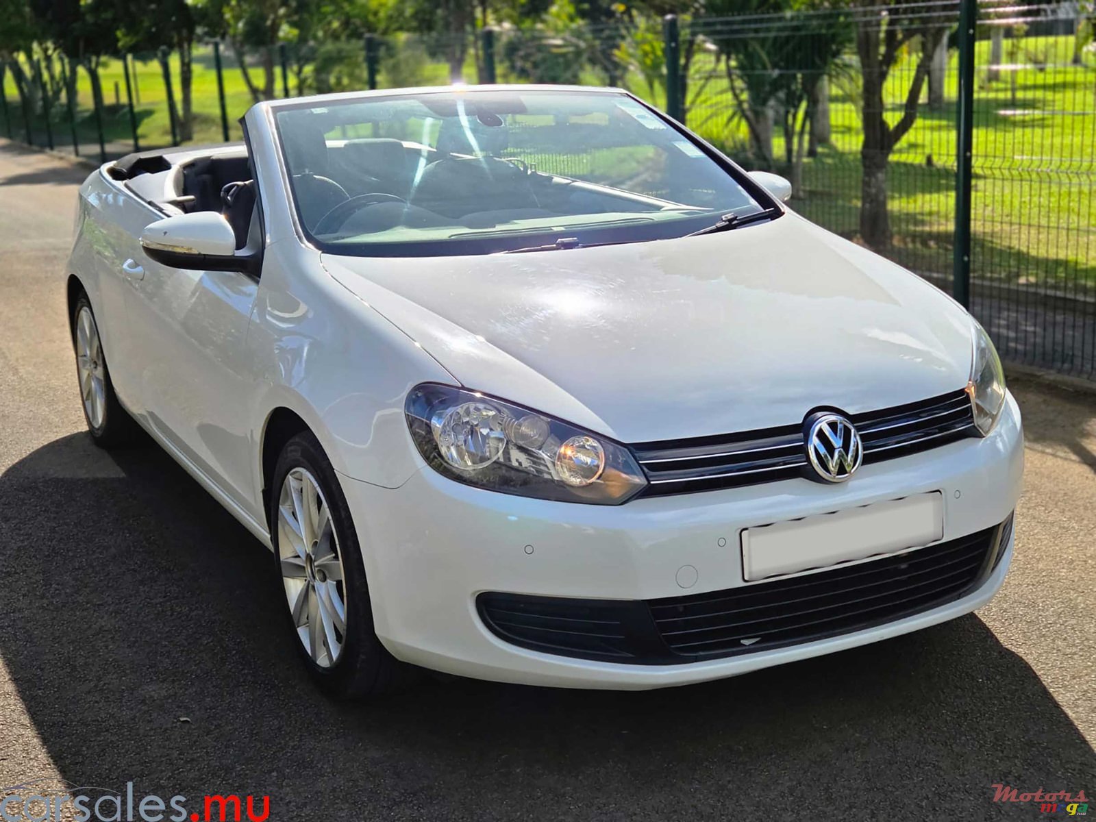 2015' Volkswagen Golf Cabriolet 2.0 TDI Bluemotion photo #2