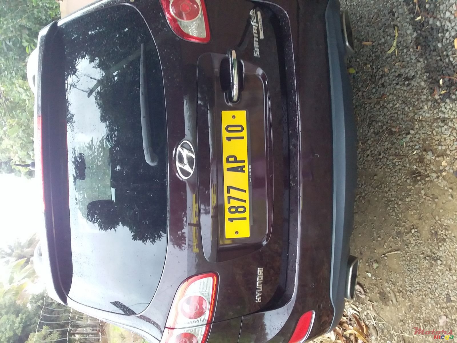 2010' Hyundai Santa Fe 4 x 4 photo #2