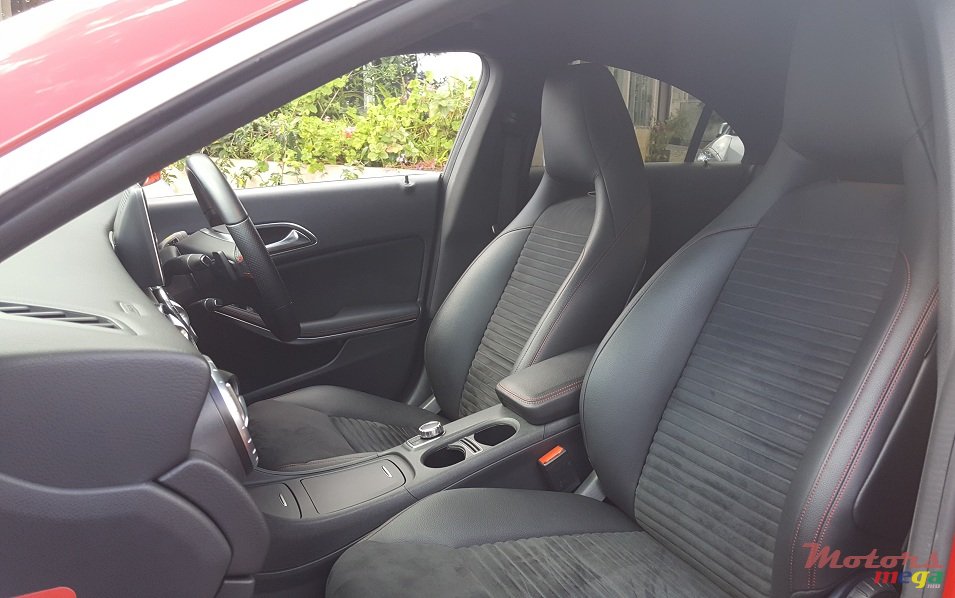 2013' Mercedes-Benz CLA 180 AMG photo #3