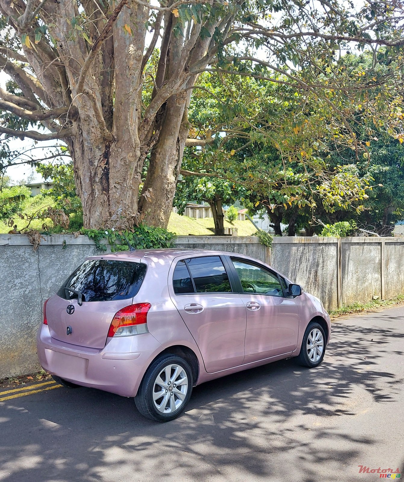 2010' Toyota Vitz photo #2