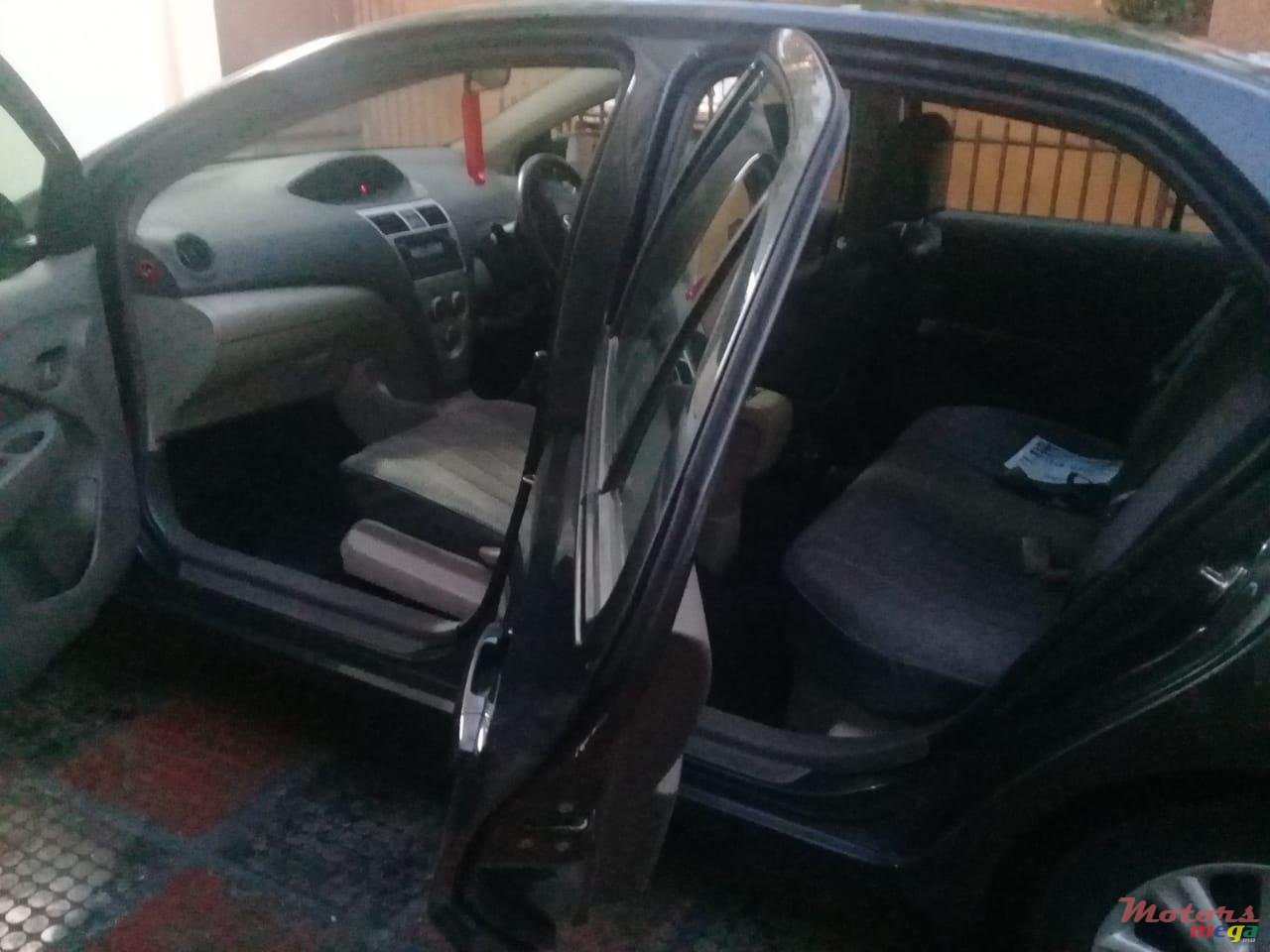 2010' Toyota Yaris photo #2