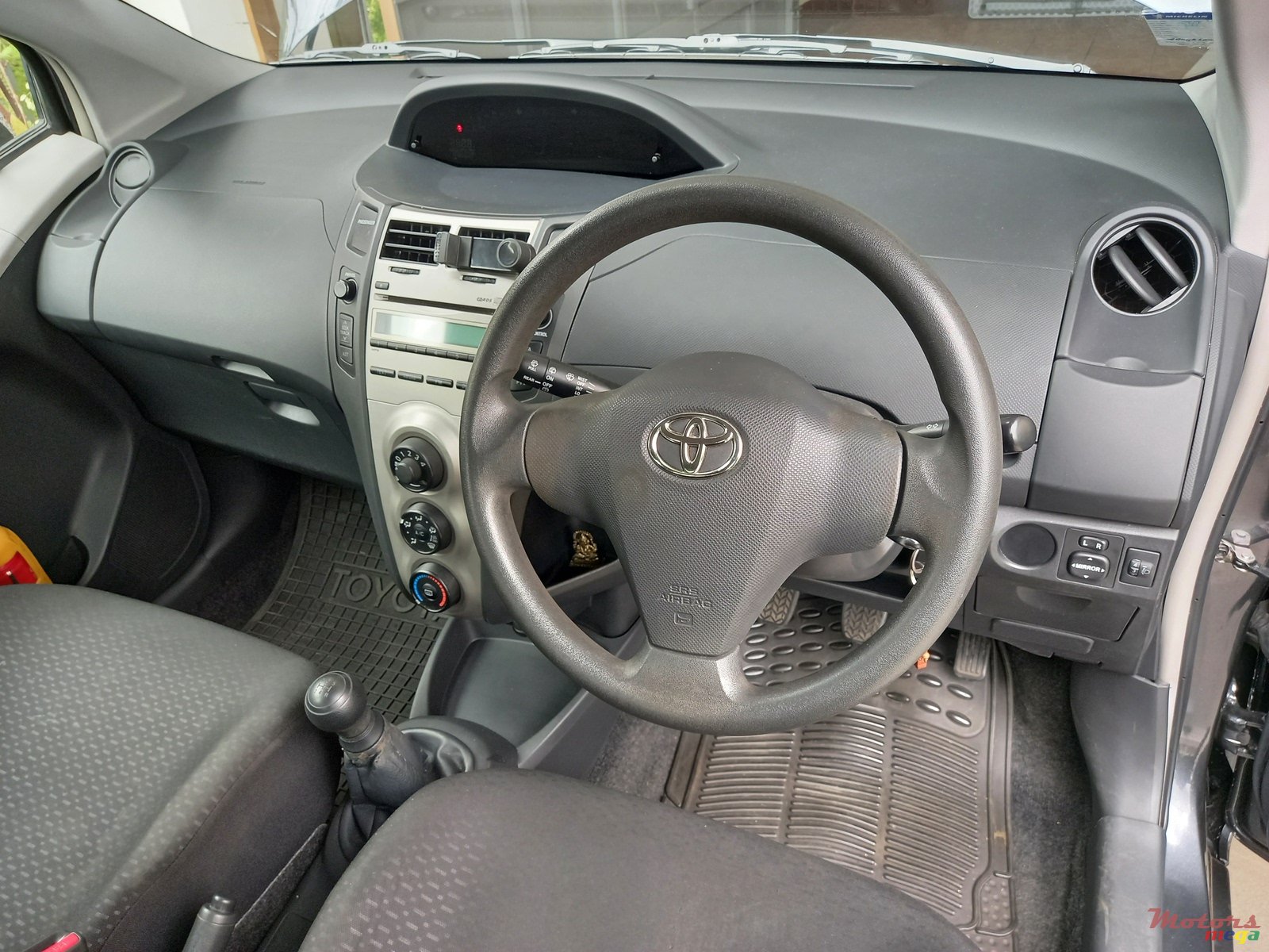 2011' Toyota Yaris MANUAL 1300CC photo #2