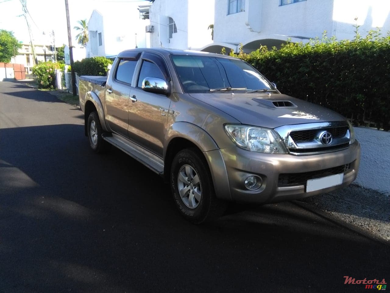 2011' Toyota Hilux photo #1