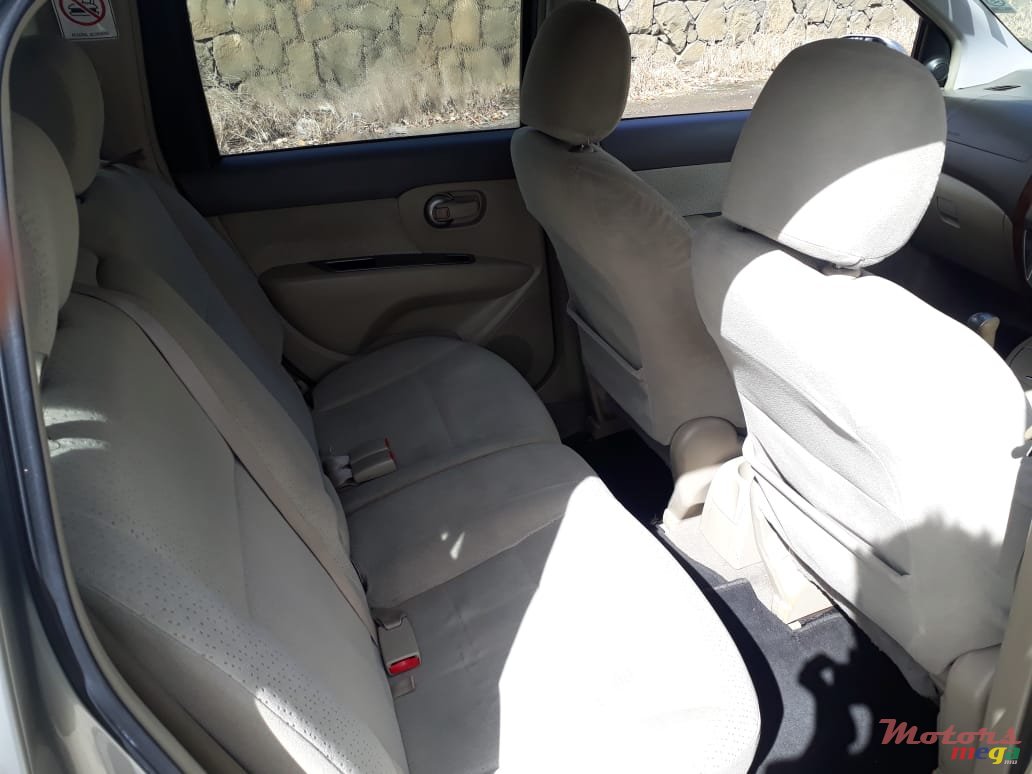 2011' Nissan Grand Livina photo #3