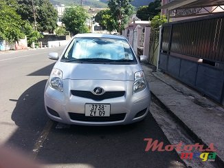 2009' Toyota Vitz photo #2