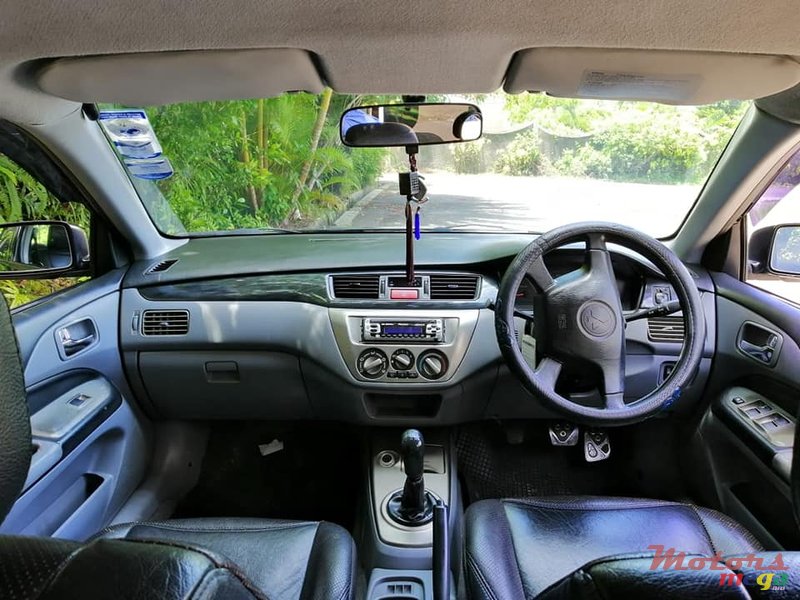 2005' Mitsubishi Lancer photo #4