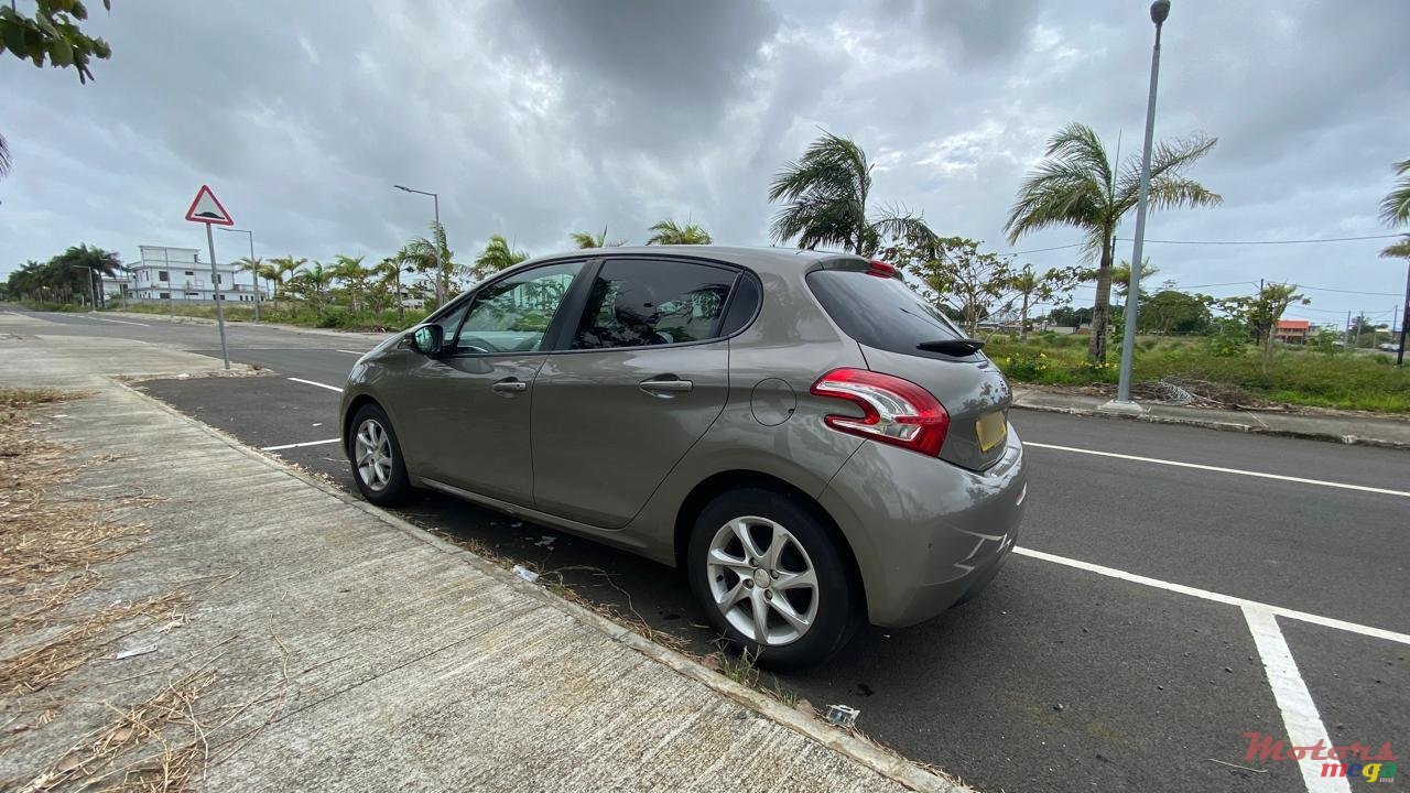2015' Peugeot 208 photo #6