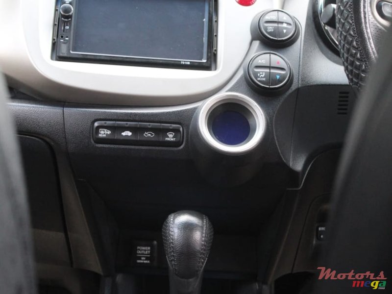 2013' Honda Fit Hybrid photo #3