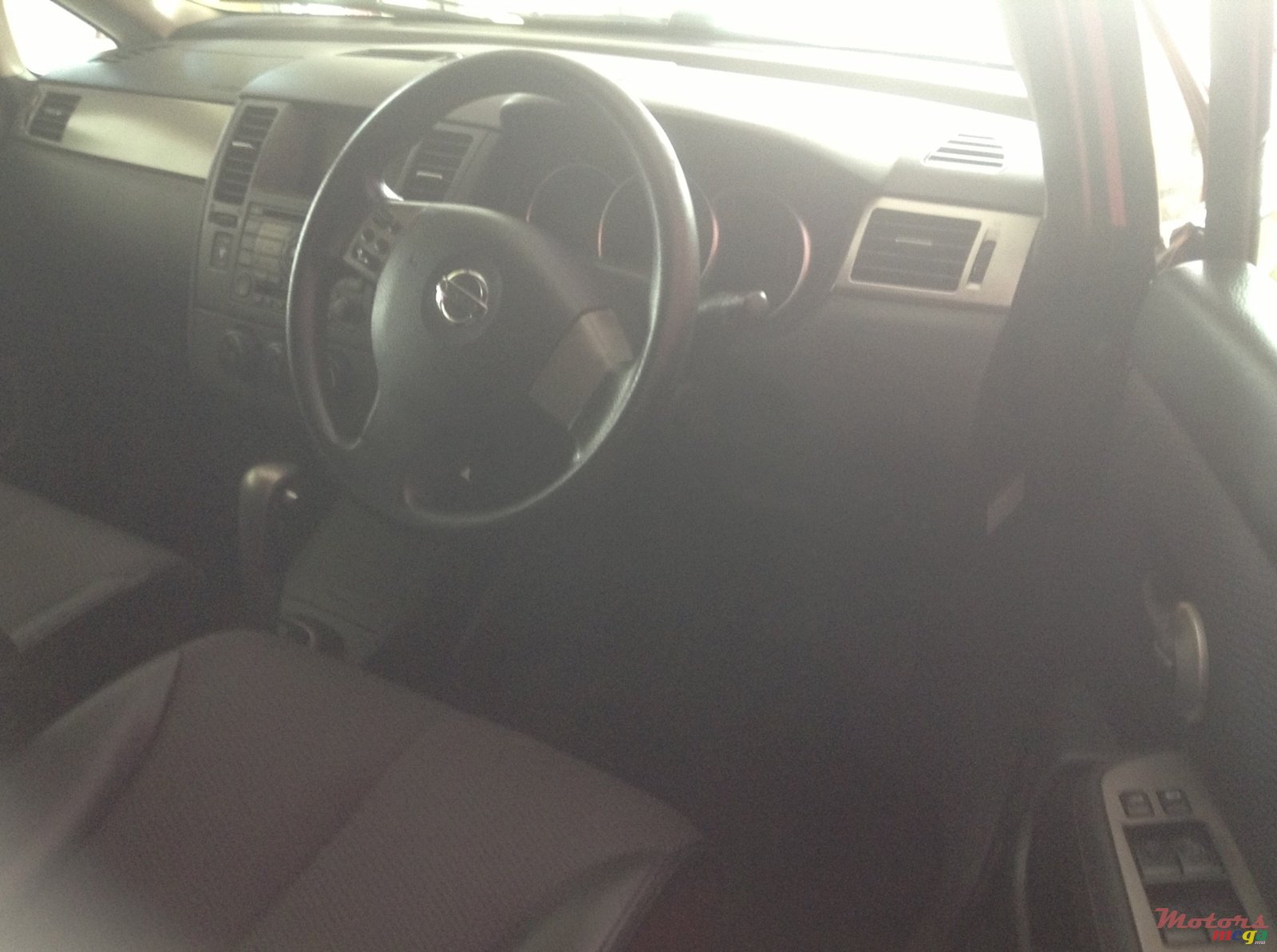 2005' Nissan Tiida photo #2