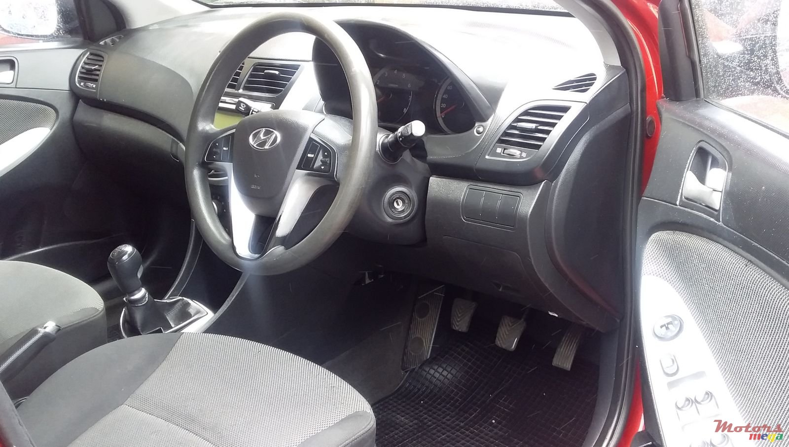 2012' Hyundai Accent photo #3