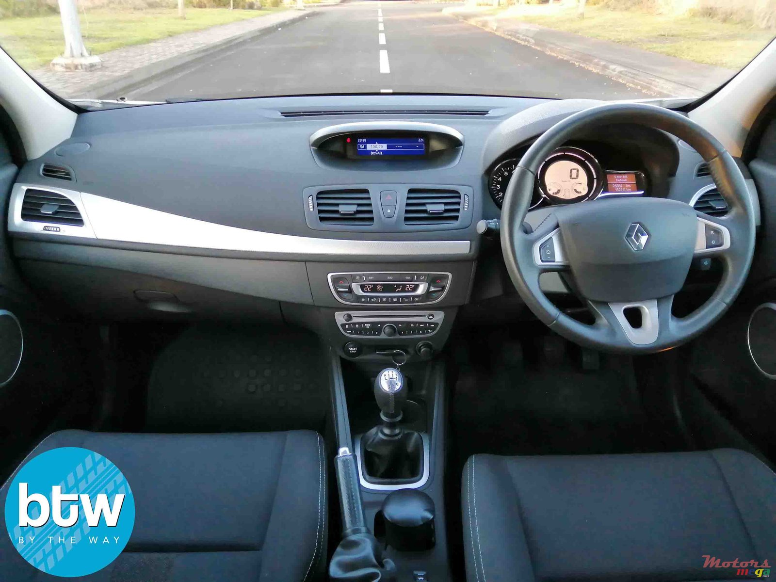 2012' Renault Megane photo #6