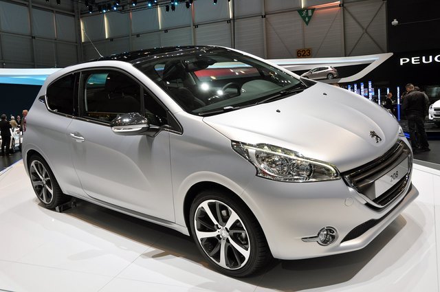Peugeot Brings the 208 Party to Geneva