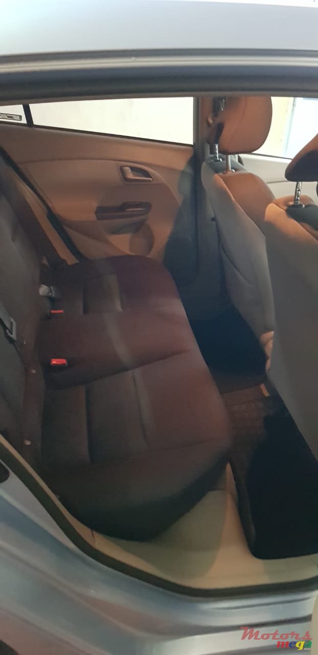 2010' Honda Insight Hybrid photo #3