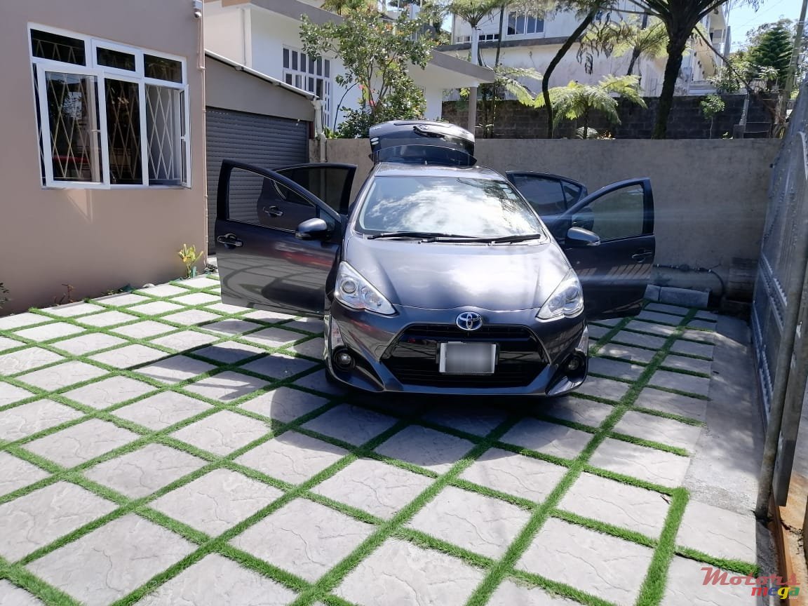 2015' Toyota Aqua photo #1