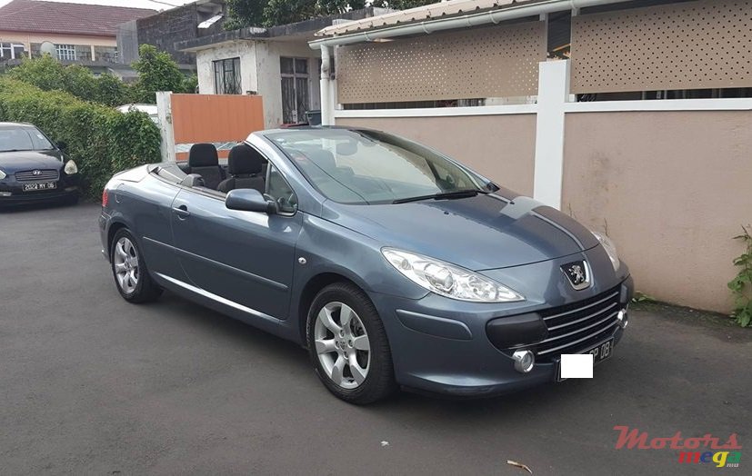 2008' Peugeot 307cc Convertible photo #1