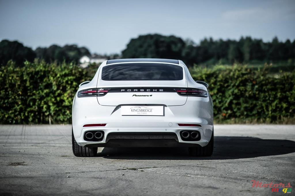 2017' Porsche Panamera photo #3