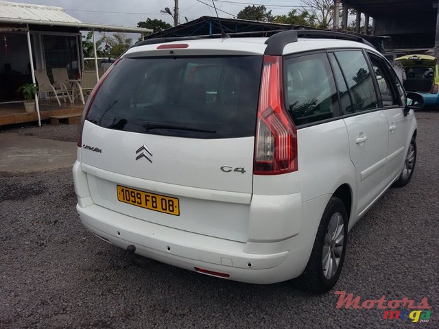 2008' Citroen C4 Picasso photo #3