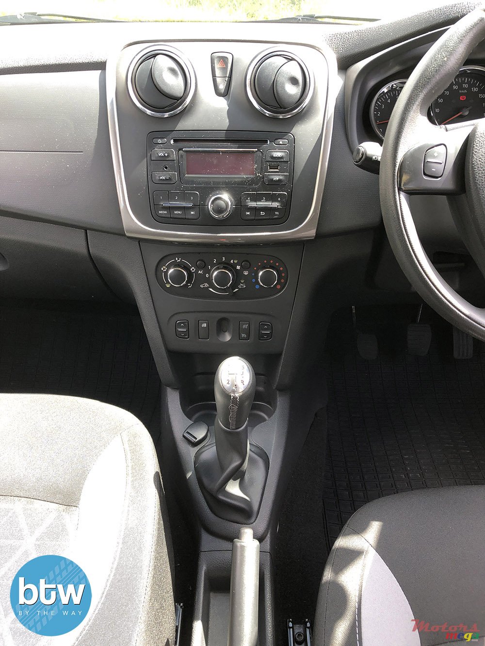 2015' Renault Sandero photo #5