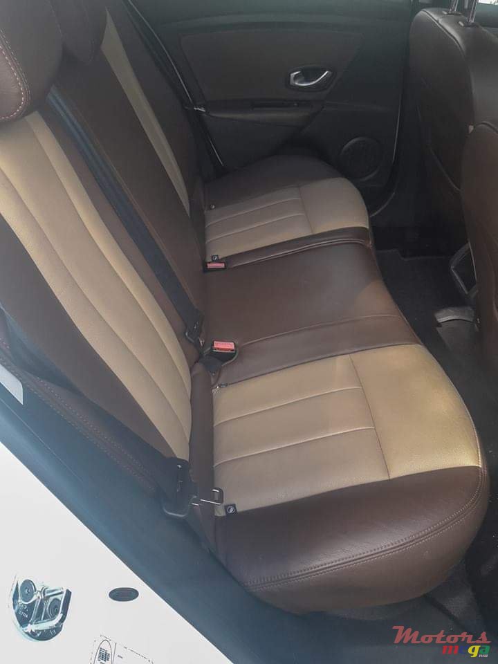 2011' Renault Megane photo #5