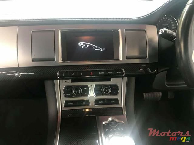 2011' Jaguar XF photo #2