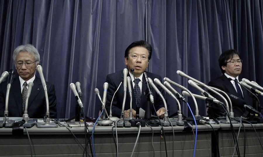 Tetsuro Aikawa, president and COO of Mitsubishi Motors Corp., center