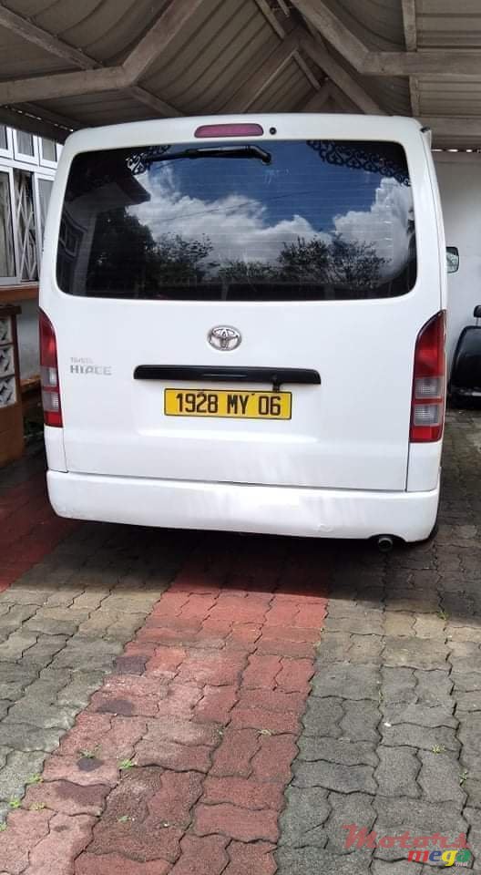2006' Toyota HiAce photo #2