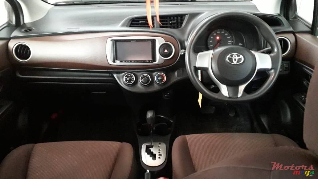 2011' Toyota Vitz photo #2