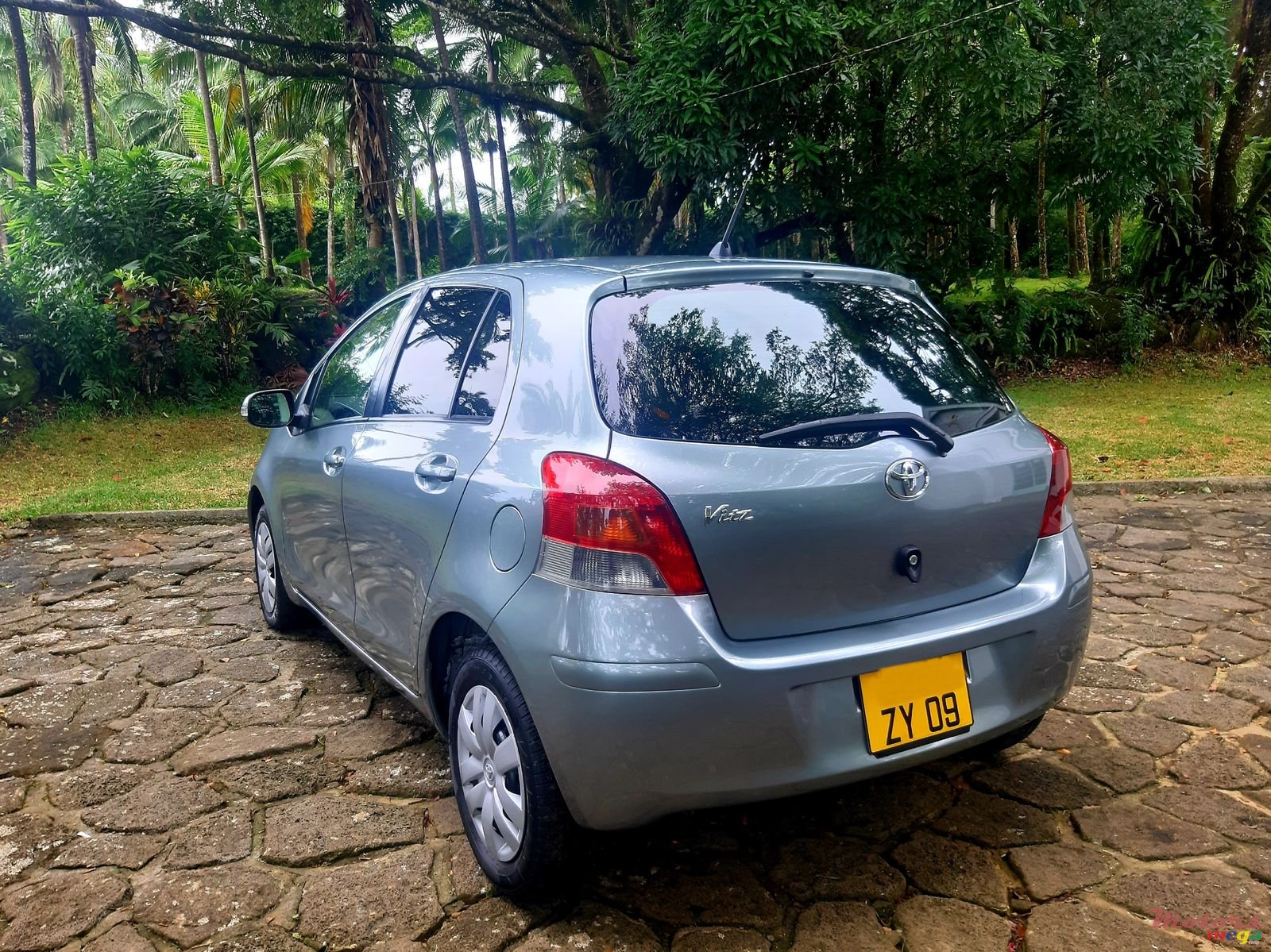 2009' Toyota Vitz photo #3