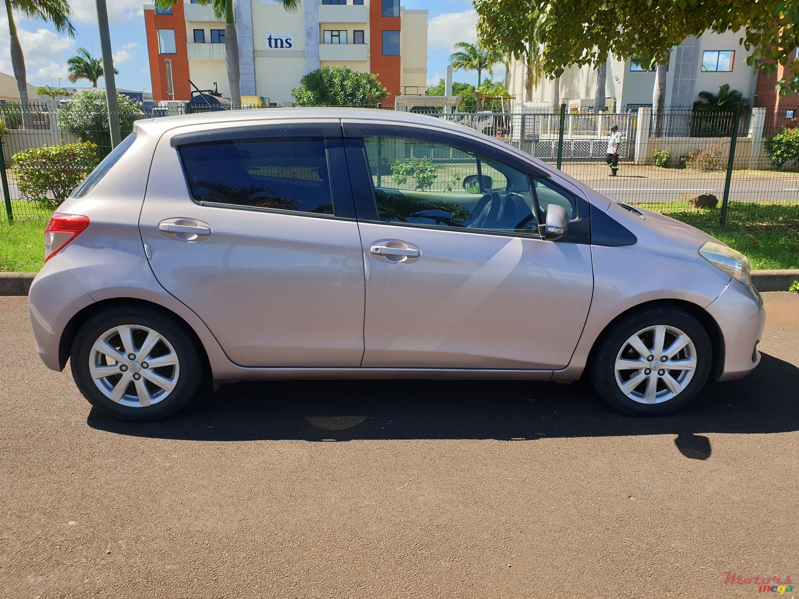 2011' Toyota Vitz photo #5