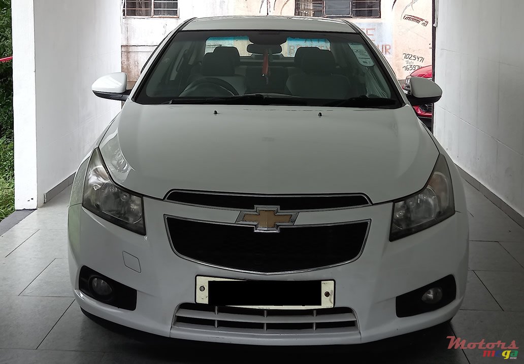 2011' Chevrolet Cruze photo #2