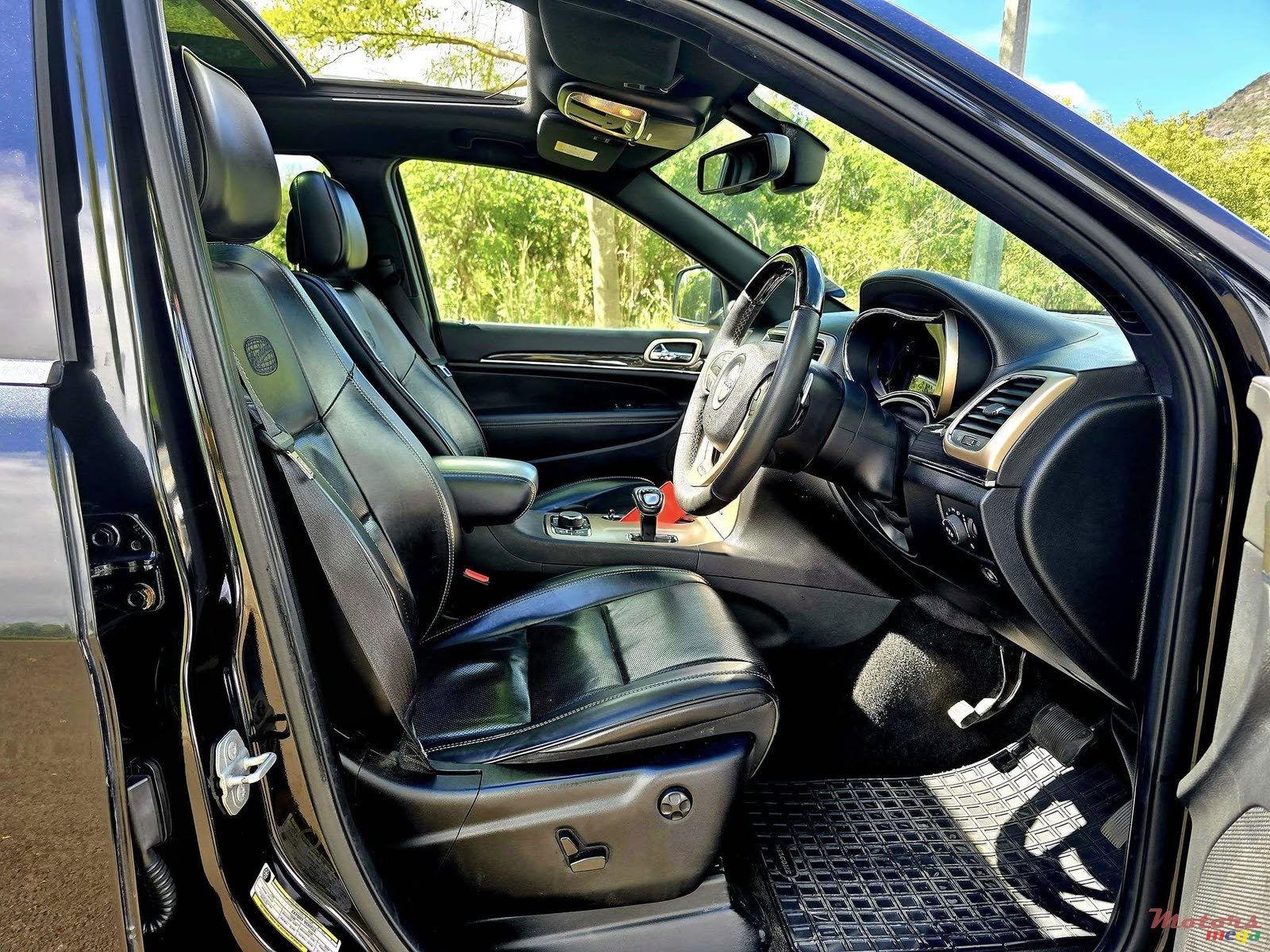 2016' Jeep Grand Cherokee photo #5