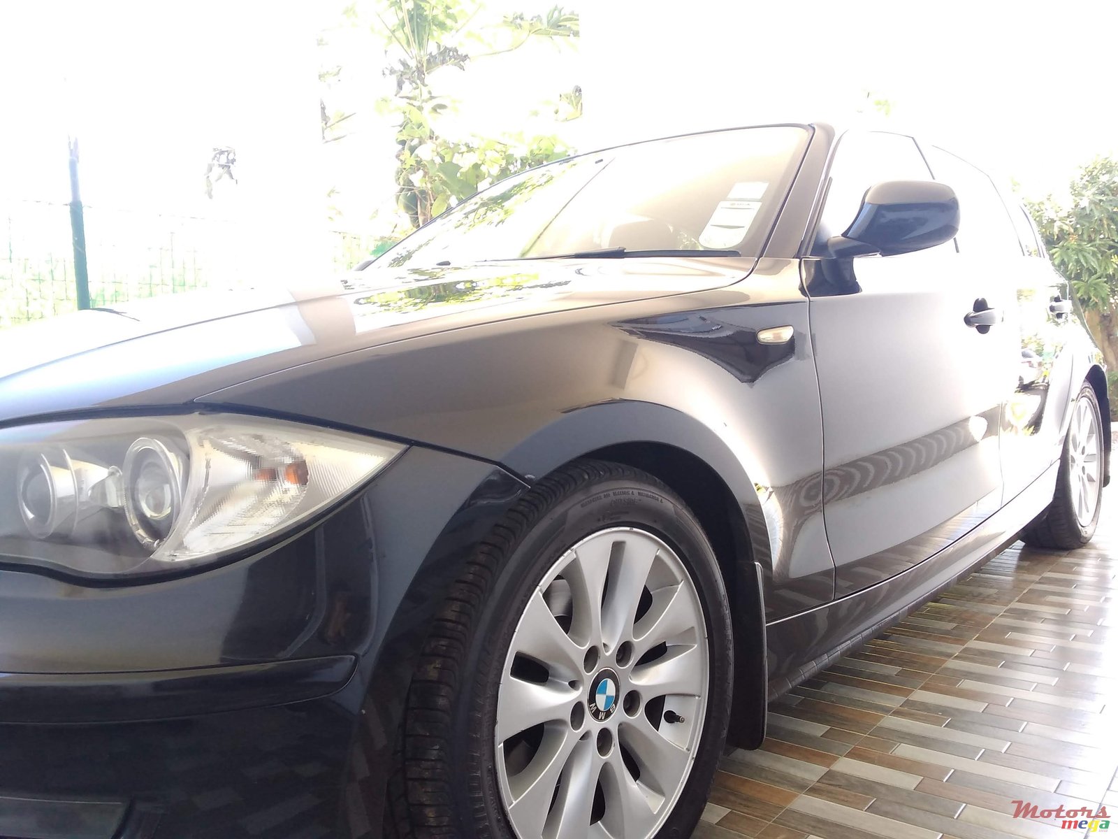 2011' BMW 1 Series photo #1